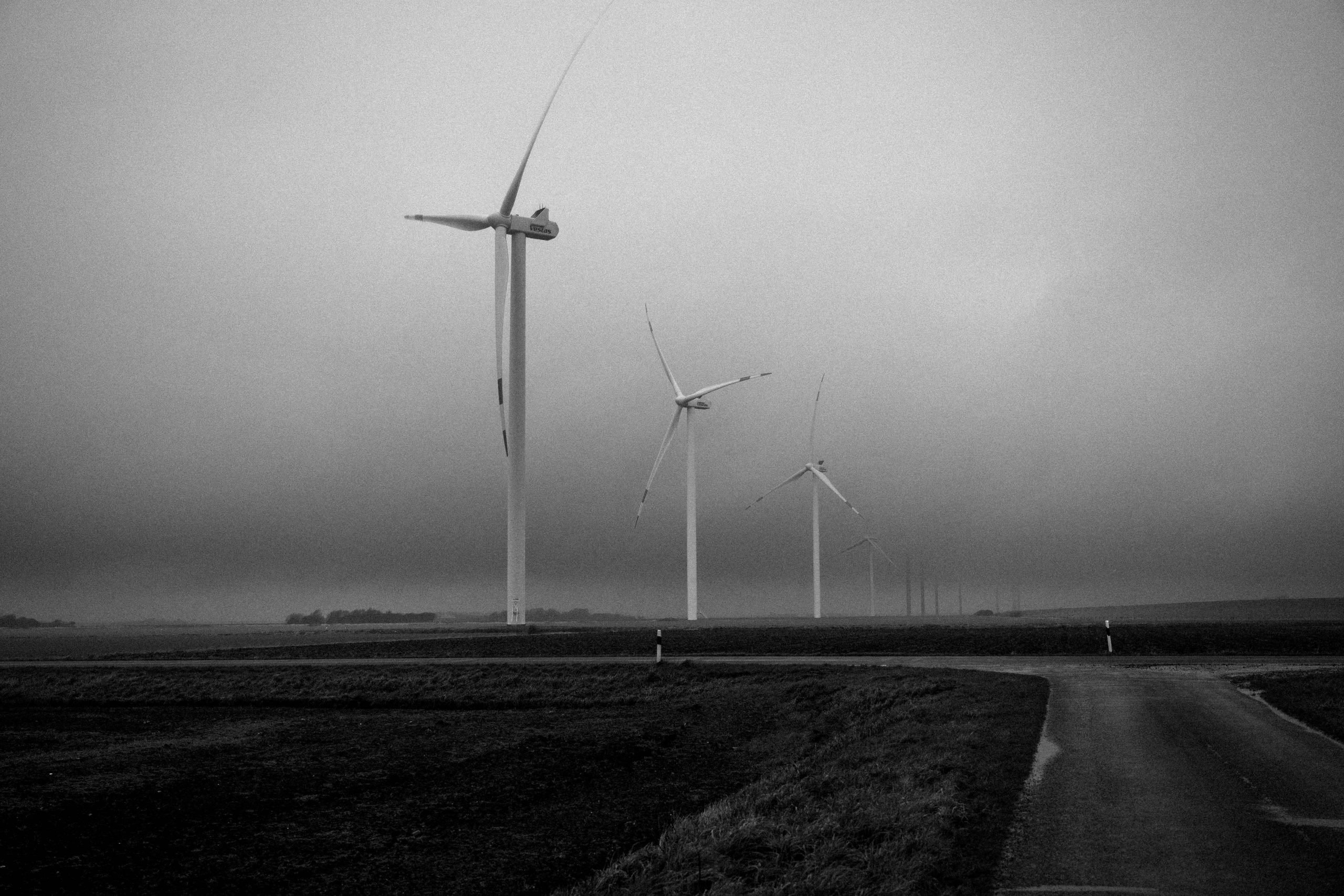Windkraftanlagen in grauer Landschaft