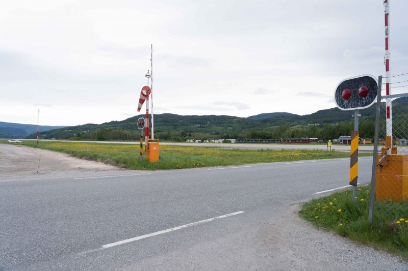 Flugplatz kreuzt Straße
