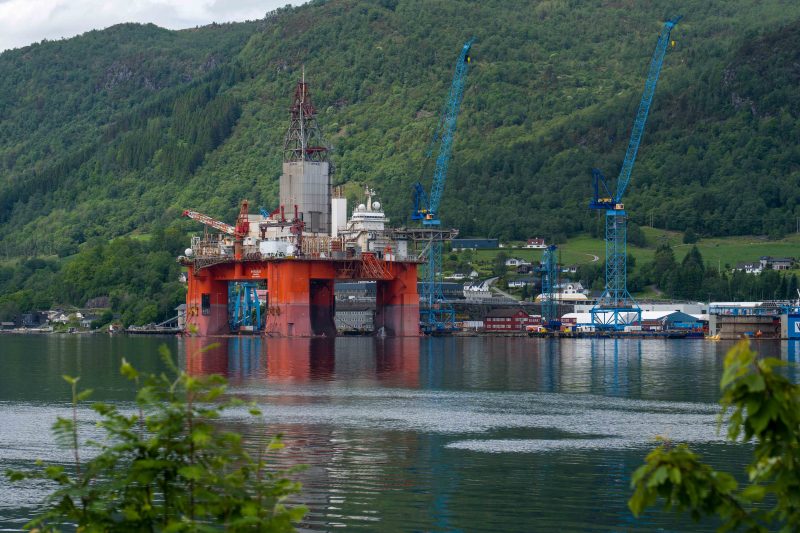Die halbtauchende Bohrinsel Deepsea Bergen, an der Werft in Ølensvåg