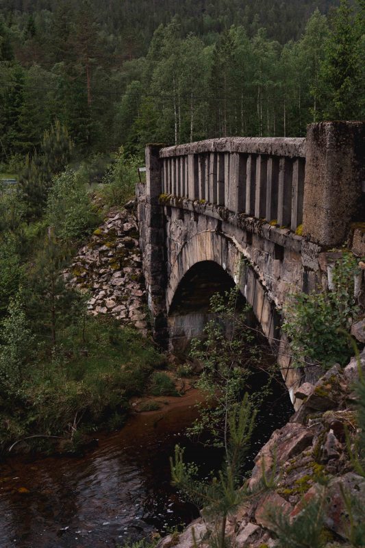 Unterwegs, Rauå steinhvelvbru