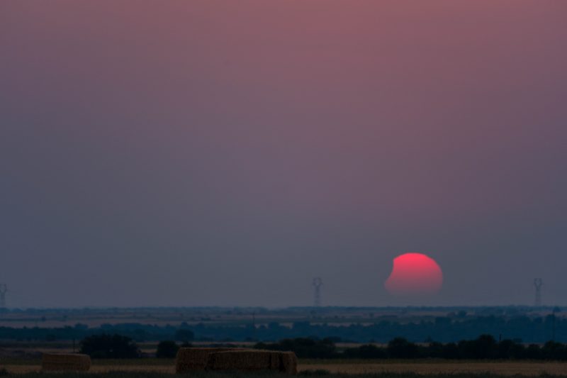Sonnenfinsternis, Sonnenuntergang. Der Mond schiebt sich aus der Sonne