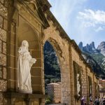 Staue im offenen Kreuzgang am Kloster Montserrat
