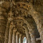 Eine Frau steht im Tunnel