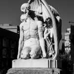 Der Tod küsst den jungen Mann