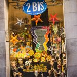 Ein buntes Schaufenster im gotischen Viertel