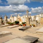 Friedhof Friedhof mit Steinplatten und Grabmalen