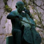 Staute des Cellisten