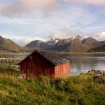 Eine Fischerhütte (Rorbu) am fjord