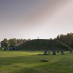 Anundshög, Schiffssetzung und Grabhügel