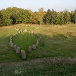 Anundshög, Schiffssetzung und Grabhügel