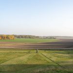 Anundshög, Schiffssetzung und Grabhügel