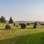 Anundshög, Schiffssetzung und Grabhügel