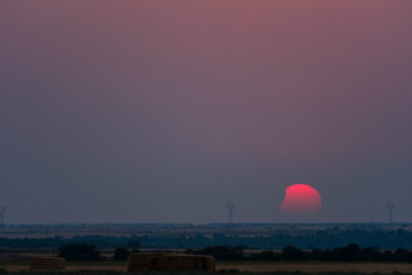 Sonnenfinsternis, Sonnenuntergang. Der Mond schiebt sich aus der Sonne